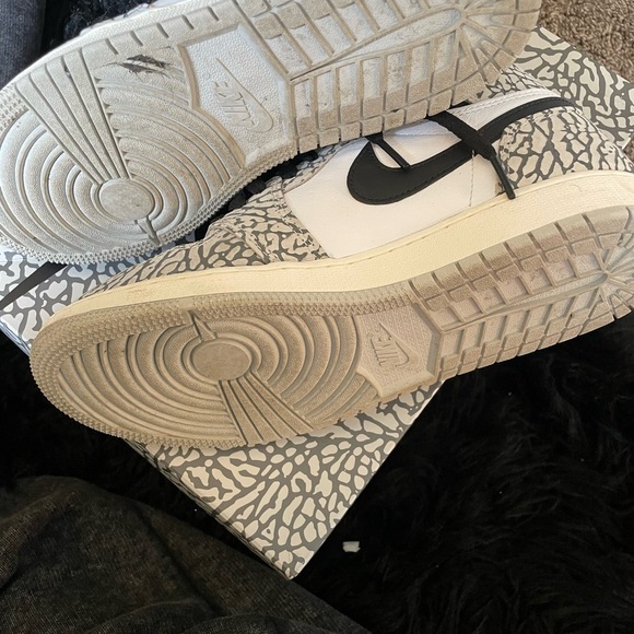 Nike Air Jordan 1 Retro High OG in Black and White - Picture 2 of 3